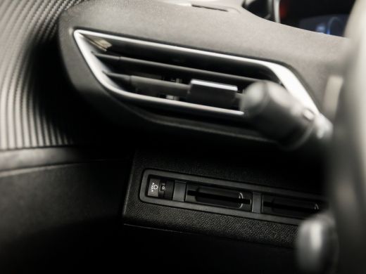 Peugeot 5008 1.2 PureTech Sport 7 Persoons Automaat (APPLE CARPLAY, GROOT NAVI, 360 CAMERA, TREKHAAK, GETINT G... ActivLease financial lease