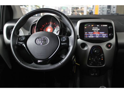 Toyota Aygo 1.0 VVT-i x-nav | Navigatie | Achteruitrijcamera | Cruise control | Elektrische ramen voor | ActivLease financial lease