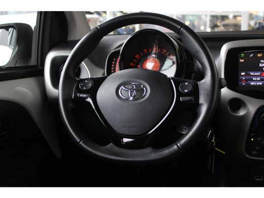 Toyota Aygo 1.0 VVT-i x-nav | Navigatie | Achteruitrijcamera | Cruise control | Elektrische ramen voor | ActivLease financial lease