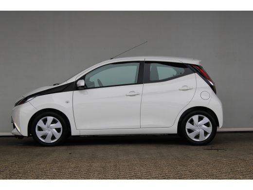 Toyota Aygo 1.0 VVT-i x-nav | Navigatie | Achteruitrijcamera | Cruise control | Elektrische ramen voor | ActivLease financial lease