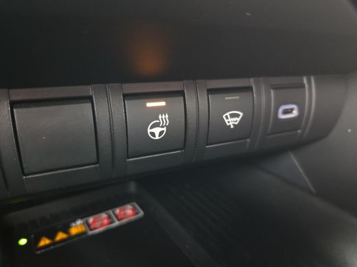 Toyota C-HR 1.8 Hybrid 140 First Edition | Apple CarPlay | Parkeersensoren | Blindspot | Rijklaarprijs incl. ... ActivLease financial lease