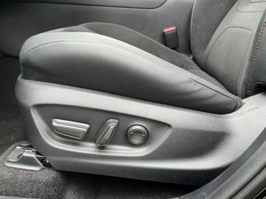 Toyota C-HR 2.0 Plug-in Hybrid 220 Black Edition | Navigatie | Apple CarPlay/Android auto | Achteruitrijcamer... ActivLease financial lease