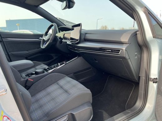 Volkswagen Golf 1.5 eHybrid GTE | Pano | Trekhaak | Head Up | Vol! | ActivLease financial lease