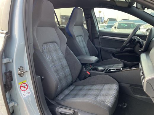 Volkswagen Golf 1.5 eHybrid GTE | Pano | Trekhaak | Head Up | Vol! | ActivLease financial lease