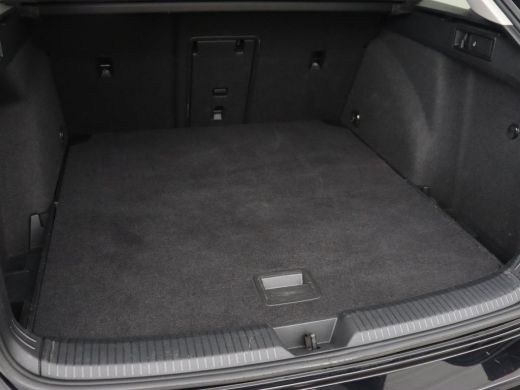 Volkswagen Golf 1.5 eTSI Style | Stoelverwarming | Trekhaak | Camera | Stuurverwarming | Memory | Sfeerverlichtin... ActivLease financial lease