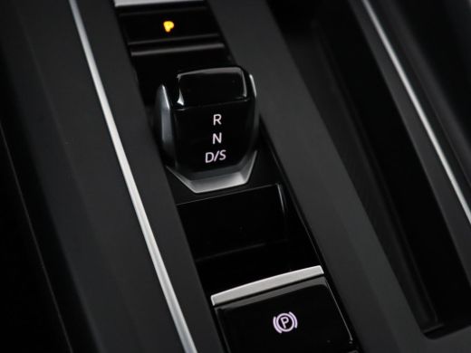 Volkswagen Golf 1.5 eTSI Style | Stoelverwarming | Trekhaak | Camera | Stuurverwarming | Memory | Sfeerverlichtin... ActivLease financial lease