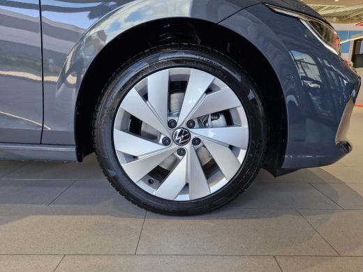 Volkswagen Golf Life Edition 1.5 eHybrid 204 PK | Stoelverwarming | Automaat | Sfeerverlichting | 17'' velgen | ActivLease financial lease