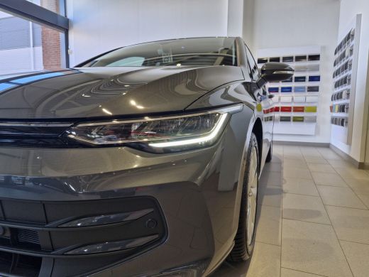 Volkswagen Golf Life Edition 1.5 eHybrid 204 PK | Stoelverwarming | Automaat | Sfeerverlichting | 17'' velgen | ActivLease financial lease