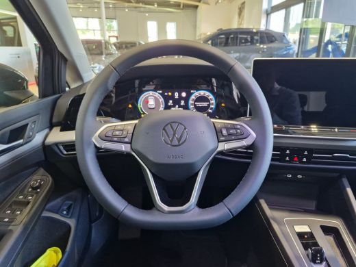 Volkswagen Golf Life Edition 1.5 eHybrid 204 PK | Stoelverwarming | Automaat | Sfeerverlichting | 17'' velgen | ActivLease financial lease