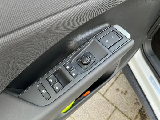 Volkswagen T-Roc 1.5 eTSI 115pk Life First Edition | 18" LM velgen zwart | ACC | Apple Carplay | Stoel en stuurver... ActivLease financial lease