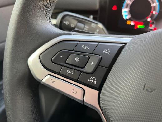 Volkswagen T-Roc 1.5 eTSI 115pk Life First Edition | 18" LM velgen zwart | ACC | Apple Carplay | Stoel en stuurver... ActivLease financial lease