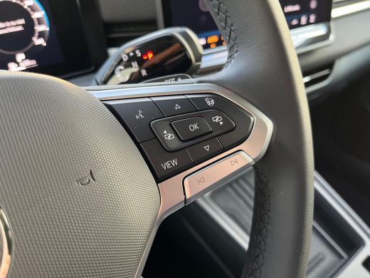 Volkswagen T-Roc 1.5 eTSI 115pk Life First Edition | 18" LM velgen zwart | ACC | Apple Carplay | Stoel en stuurver... ActivLease financial lease