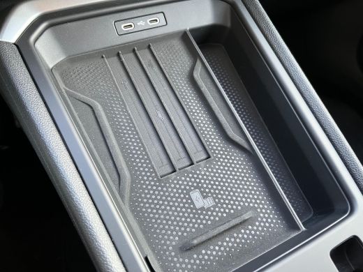 Volkswagen T-Roc 1.5 eTSI 115pk Life First Edition | 18" LM velgen zwart | ACC | Apple Carplay | Stoel en stuurver... ActivLease financial lease