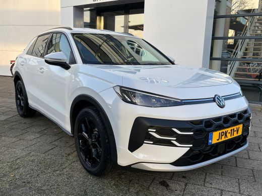Volkswagen T-Roc 1.5 eTSI 115pk Life First Edition | 18" LM velgen zwart | ACC | Apple Carplay | Stoel en stuurver... ActivLease financial lease