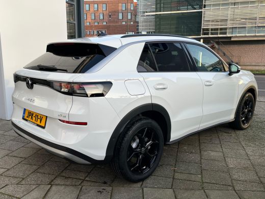 Volkswagen T-Roc 1.5 eTSI 115pk Life First Edition | 18" LM velgen zwart | ACC | Apple Carplay | Stoel en stuurver... ActivLease financial lease