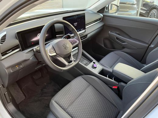 Volkswagen T-Roc 1.5 eTSI 115pk Life First Edition | 18" LM velgen zwart | ACC | Apple Carplay | Stoel en stuurver... ActivLease financial lease