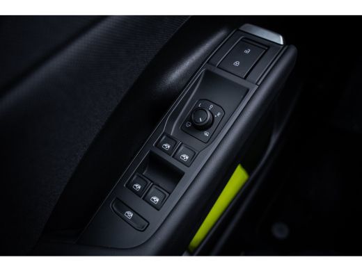 Volkswagen T-Roc 1.5 eTsi Life First Edition | 19 inch velgen met 4seizoenbanden  | Achteruitrijcamera | Cruise co... ActivLease financial lease