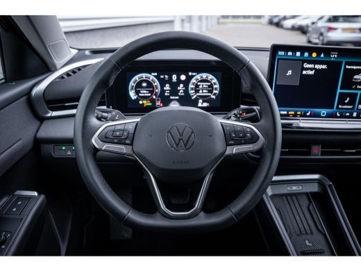 Volkswagen T-Roc 1.5 eTsi Life First Edition | 19 inch velgen met 4seizoenbanden  | Achteruitrijcamera | Cruise co... ActivLease financial lease