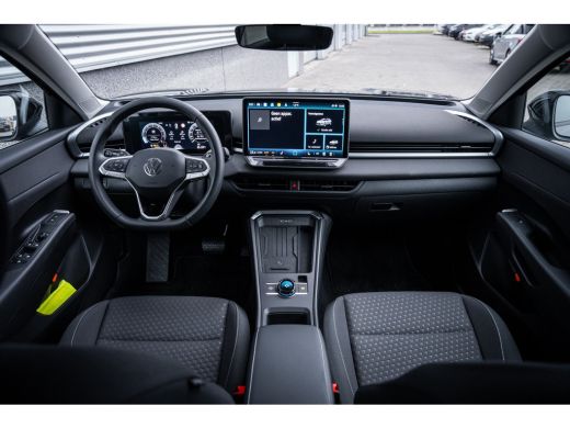 Volkswagen T-Roc 1.5 eTsi Life First Edition | 19 inch velgen met 4seizoenbanden  | Achteruitrijcamera | Cruise co... ActivLease financial lease