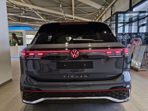 Volkswagen Tiguan R-Line Edition 1.5 eHybrid 204 PK | &euro;2000,- inruilpremie | ActivLease financial lease