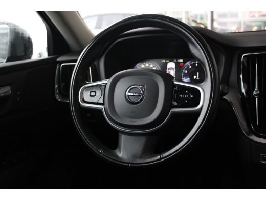 Volvo  V60 2.0 B3 Momentum | Elektrisch uitklapbare trekhaak | Keyless start | Apple carplay | Ledere bekled... ActivLease financial lease