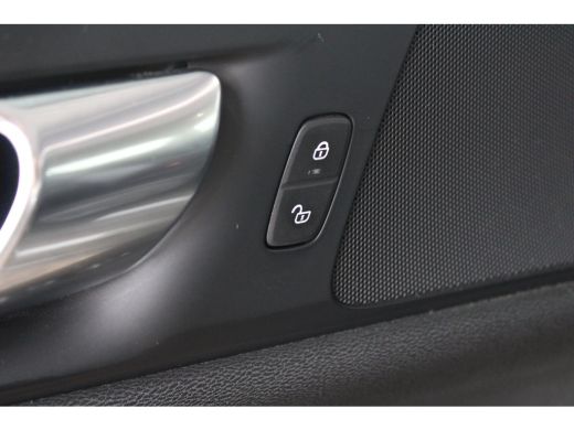 Volvo  V60 2.0 B3 Momentum | Elektrisch uitklapbare trekhaak | Keyless start | Apple carplay | Ledere bekled... ActivLease financial lease