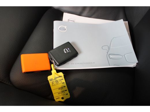 Volvo  V60 2.0 B3 Momentum | Elektrisch uitklapbare trekhaak | Keyless start | Apple carplay | Ledere bekled... ActivLease financial lease