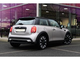 Mini Cooper Cooper Classic / Panoramadak / Sportstoelen / Achteruitrijcamera / Comfort Access / Stuurverwarmi...