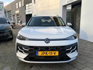 Volkswagen T-Roc 1.5 eTSI 115pk Life First Edition | 18" LM velgen zwart | ACC | Apple Carplay | Stoel en stuurver...