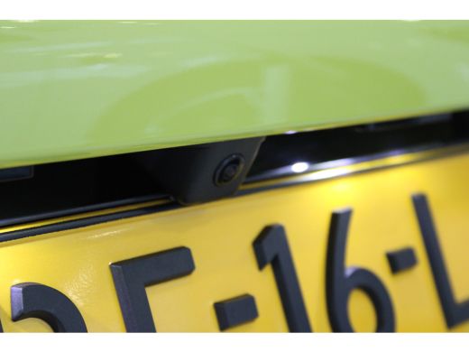 Peugeot 208 GT | Armsteunen op de voorportieren bekleed met kunstleder met groen sierstiksel (GT-Line) | Band... ActivLease financial lease