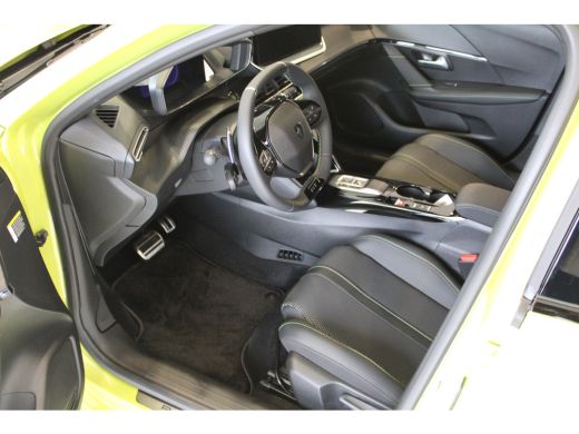 Peugeot 208 GT | Armsteunen op de voorportieren bekleed met kunstleder met groen sierstiksel (GT-Line) | Band... ActivLease financial lease