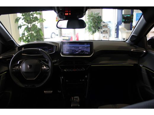 Peugeot 208 GT | Armsteunen op de voorportieren bekleed met kunstleder met groen sierstiksel (GT-Line) | Band... ActivLease financial lease