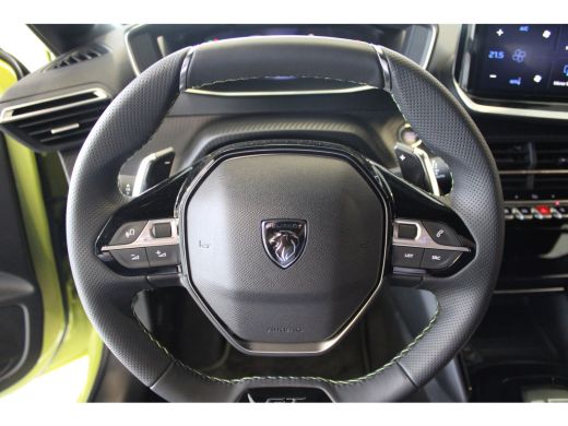 Peugeot 208 GT | Armsteunen op de voorportieren bekleed met kunstleder met groen sierstiksel (GT-Line) | Band... ActivLease financial lease