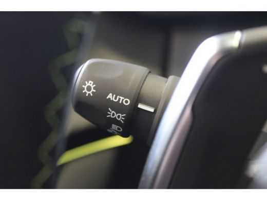 Peugeot 208 GT | Armsteunen op de voorportieren bekleed met kunstleder met groen sierstiksel (GT-Line) | Band... ActivLease financial lease