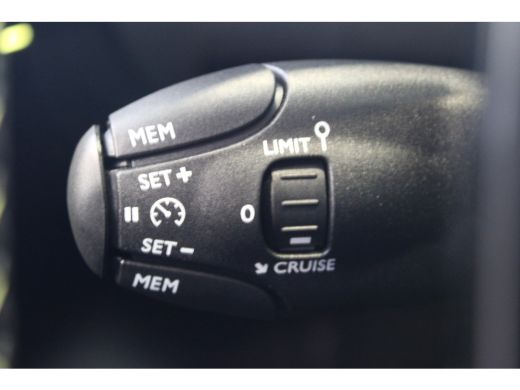 Peugeot 208 GT | Armsteunen op de voorportieren bekleed met kunstleder met groen sierstiksel (GT-Line) | Band... ActivLease financial lease