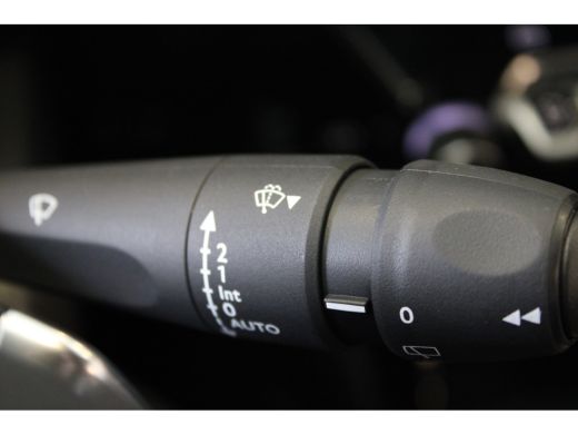 Peugeot 208 GT | Armsteunen op de voorportieren bekleed met kunstleder met groen sierstiksel (GT-Line) | Band... ActivLease financial lease