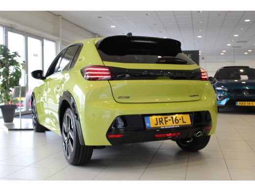 Peugeot 208 GT | Armsteunen op de voorportieren bekleed met kunstleder met groen sierstiksel (GT-Line) | Band... ActivLease financial lease