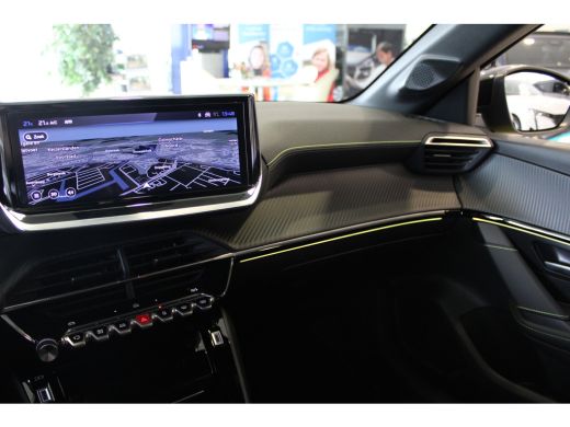 Peugeot 208 GT | Armsteunen op de voorportieren bekleed met kunstleder met groen sierstiksel (GT-Line) | Band... ActivLease financial lease