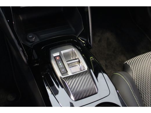 Peugeot 208 GT | Armsteunen op de voorportieren bekleed met kunstleder met groen sierstiksel (GT-Line) | Band... ActivLease financial lease