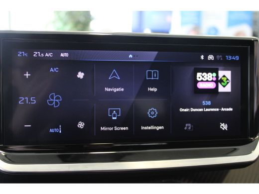 Peugeot 208 GT | Armsteunen op de voorportieren bekleed met kunstleder met groen sierstiksel (GT-Line) | Band... ActivLease financial lease