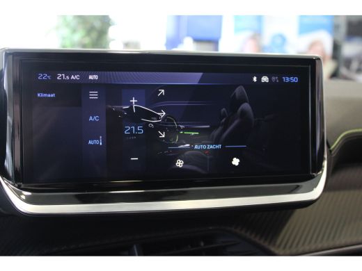 Peugeot 208 GT | Armsteunen op de voorportieren bekleed met kunstleder met groen sierstiksel (GT-Line) | Band... ActivLease financial lease