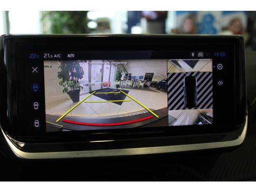 Peugeot 208 GT | Armsteunen op de voorportieren bekleed met kunstleder met groen sierstiksel (GT-Line) | Band... ActivLease financial lease