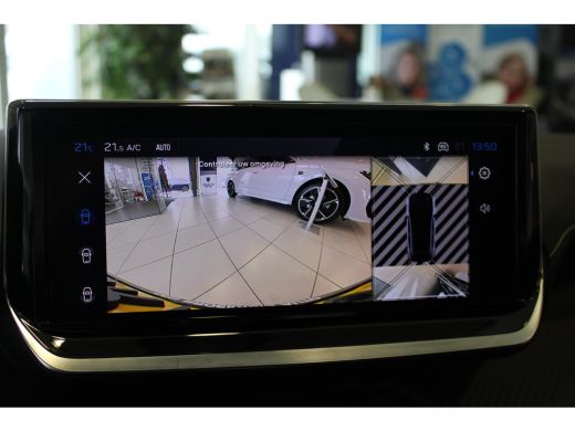 Peugeot 208 GT | Armsteunen op de voorportieren bekleed met kunstleder met groen sierstiksel (GT-Line) | Band... ActivLease financial lease