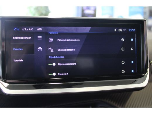 Peugeot 208 GT | Armsteunen op de voorportieren bekleed met kunstleder met groen sierstiksel (GT-Line) | Band... ActivLease financial lease