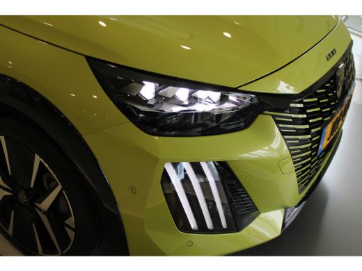 Peugeot 208 GT | Armsteunen op de voorportieren bekleed met kunstleder met groen sierstiksel (GT-Line) | Band... ActivLease financial lease