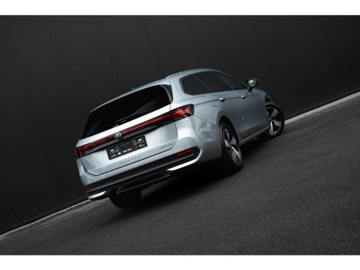 Volkswagen Passat Variant 1.5 eHybrid Business HUD | Achteruitrijcamera | Trekhaak | Stoel&Stuurverwarming | Adapti... ActivLease financial lease