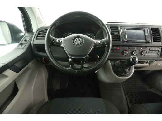 Volkswagen Transporter 2.0 TDI L2H1 | Airco | Cruise | 3-Zits | Trekh. | 2xSchuifdeur | Navi | Carplay | Parkeersens. ActivLease financial lease