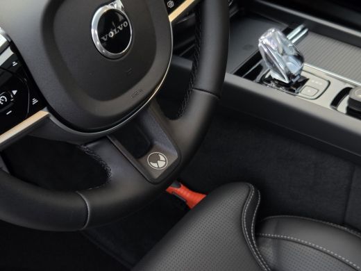 Volvo  XC60 2.0 T8 455pk Plug-in hybrid AWD Ultra Black Edition HEICO SPORTIV | Luchtvering | Bowers&Wilkins ... ActivLease financial lease