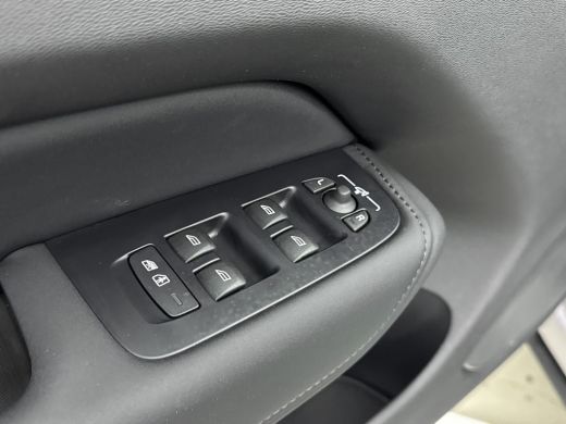 Volvo  XC60 NEW MODEL T6 Plug-in hybrid AWD Ultra Dark | Trekhaak | PDC V+A en 360 Camera | Panoramadak | Hea... ActivLease financial lease