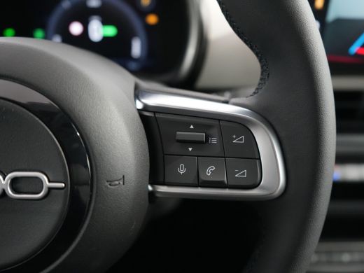 Fiat 600e La Prima | 10,25" touchscreen radio met Bluetooth, DAB & USB | Adaptive Cruise Control met Traffi... ActivLease financial lease